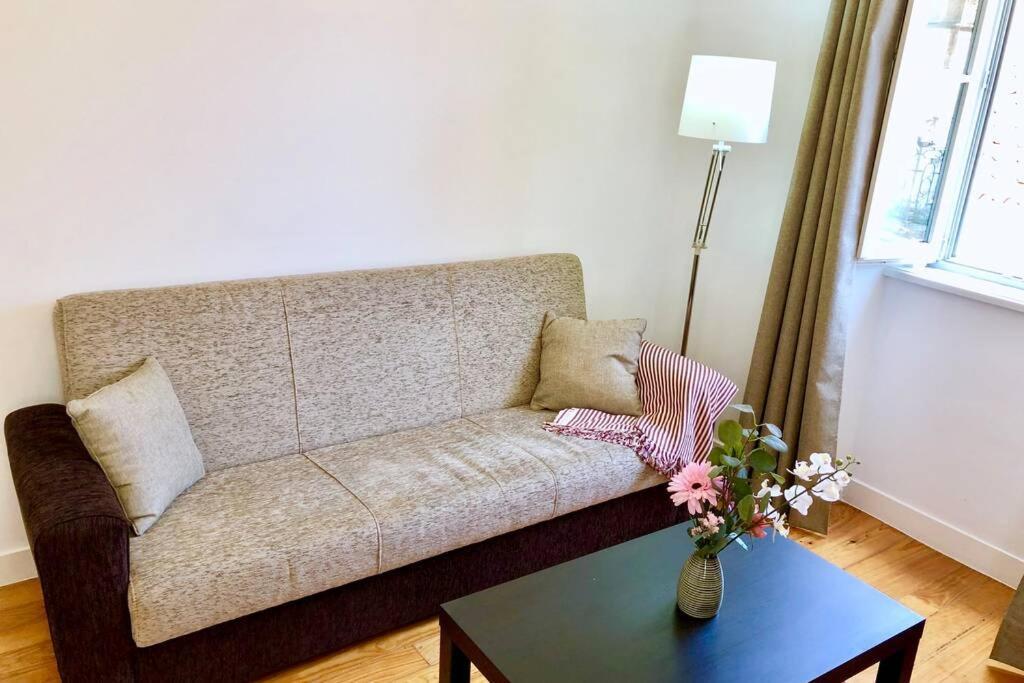 32 2 - Heart Of Lisbon Private Apartment, Bairro Alto Exterior photo