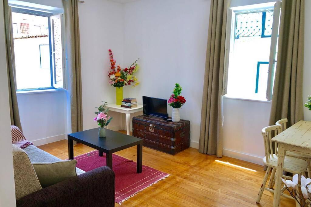 32 2 - Heart Of Lisbon Private Apartment, Bairro Alto Exterior photo